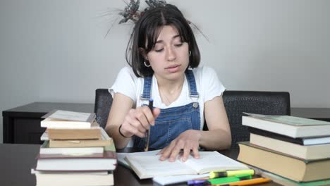 chica aburrida causa de estudio