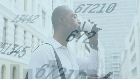 animatie van grafieken en veranderende getallen, oudere afrikaanse man die mobiele telefoon gebruikt terwijl hij koffie drinkt