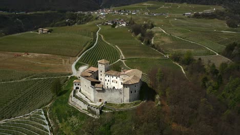 castillo en un valle verde con cultivos