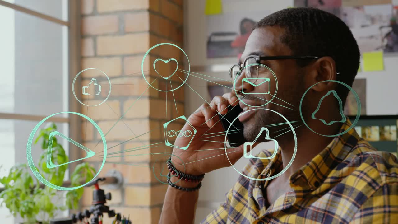 Mand sidder ved skrivebord ved vindue, taler i telefon, tjekker derefter notifikationer, mens sociale ikoner animeres.