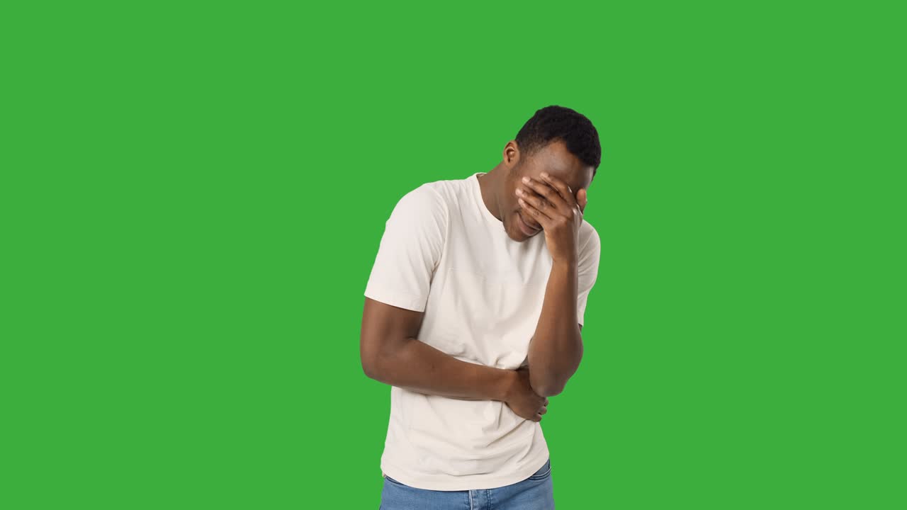 Uomo che piange su sfondo verde.