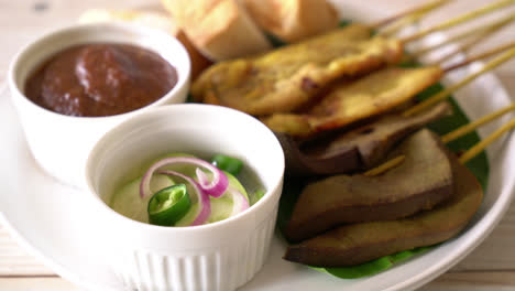 satay de cerdo y satay de hígado con pan y salsa de maní