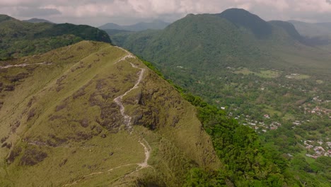 Drone-Vuela-Sobre-El-Paisaje-De-Las-Montañas-Del-Campo-En-Panamá,-El-Cráter-Del-Valle-De-Anton