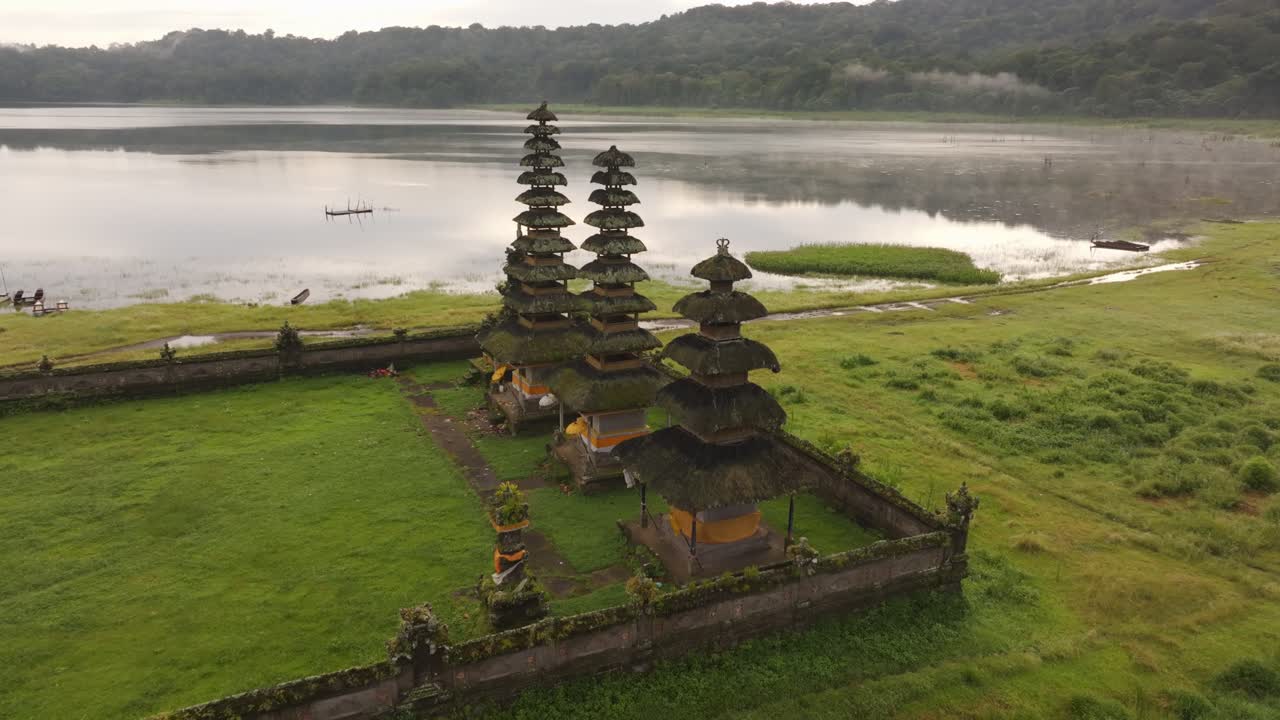Sonnenaufgang in Munduk am Tamblingan See mit dem Ulun Danu Tempel, Indonesien