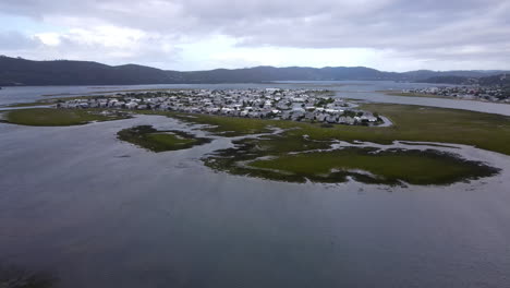 la antena revela el exclusivo desarrollo del puerto deportivo en la laguna de knysna - isla de thesen