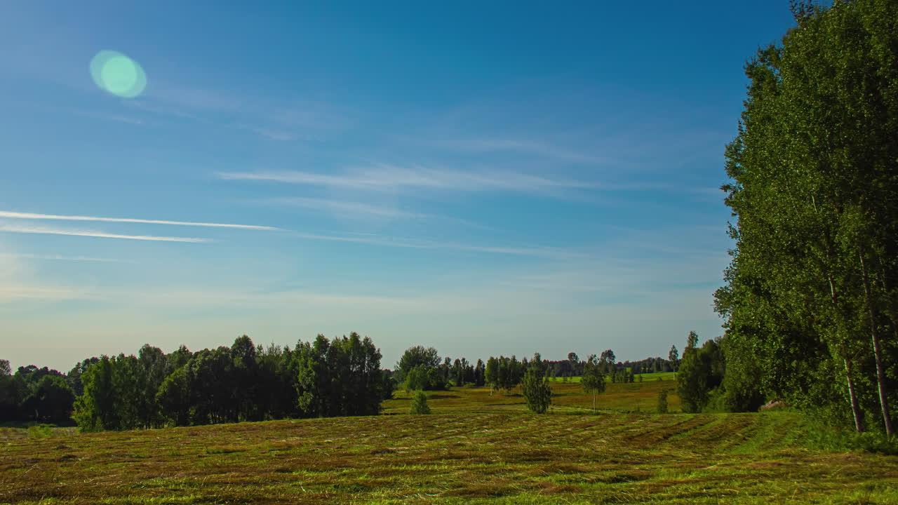 lapso de tiempo de una puesta de sol en un paisaje rural en un día ventoso