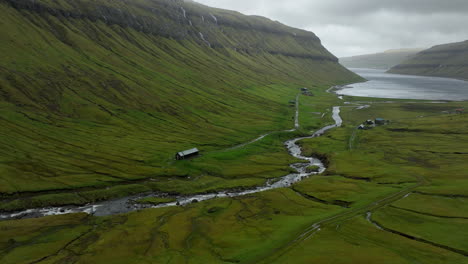 Kaldbaksfjørður-Fjord,-Färöer-Inseln:-Luftaufnahme-Im-Orbit-Der-Berge,-Die-Den-Fjord-In-Einer-Grünen-Landschaft-Umgeben,-Und-Der-Kleinen-Wasserfälle,-Die-Man-Sehen-Kann