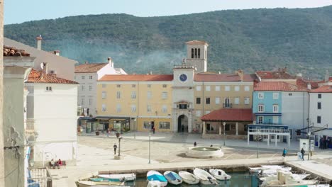 Torre-Del-Reloj-En-El-Puerto-De-Cres-Seaport-En-Cres,-Croacia