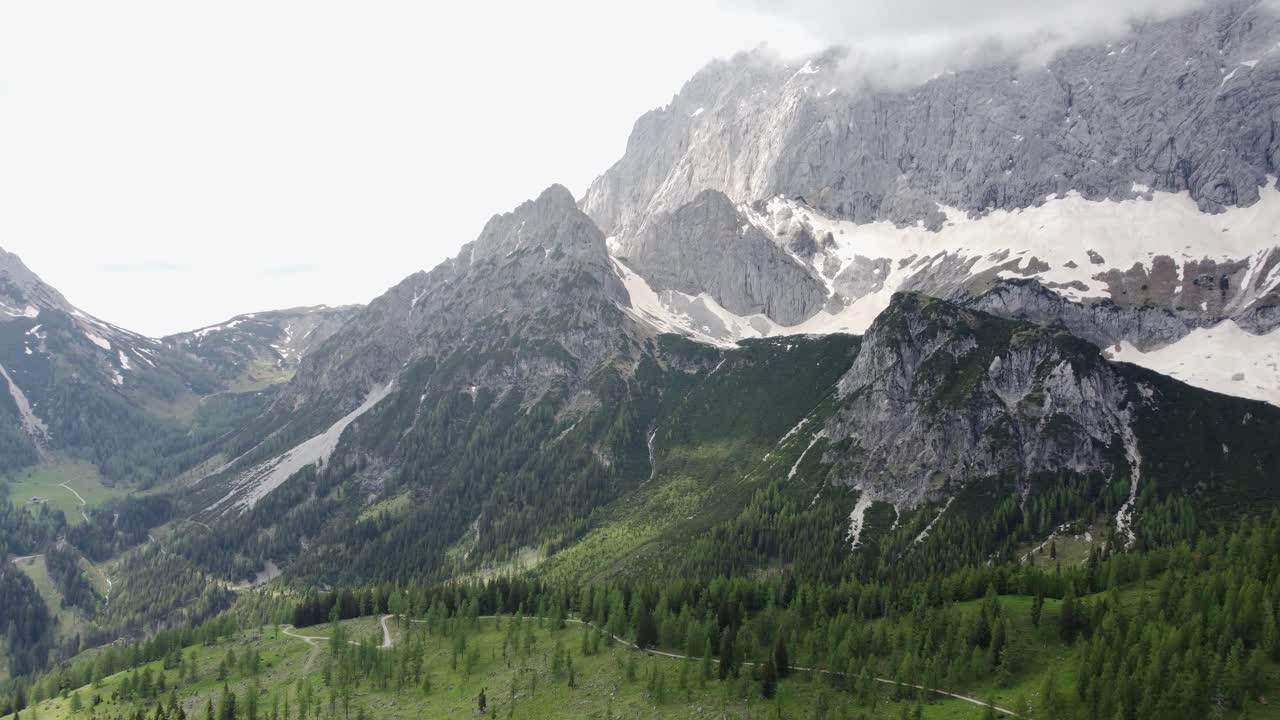 tomada de un dron de 4k del majestuoso glaciar dachstein, styria, austria en los alpes