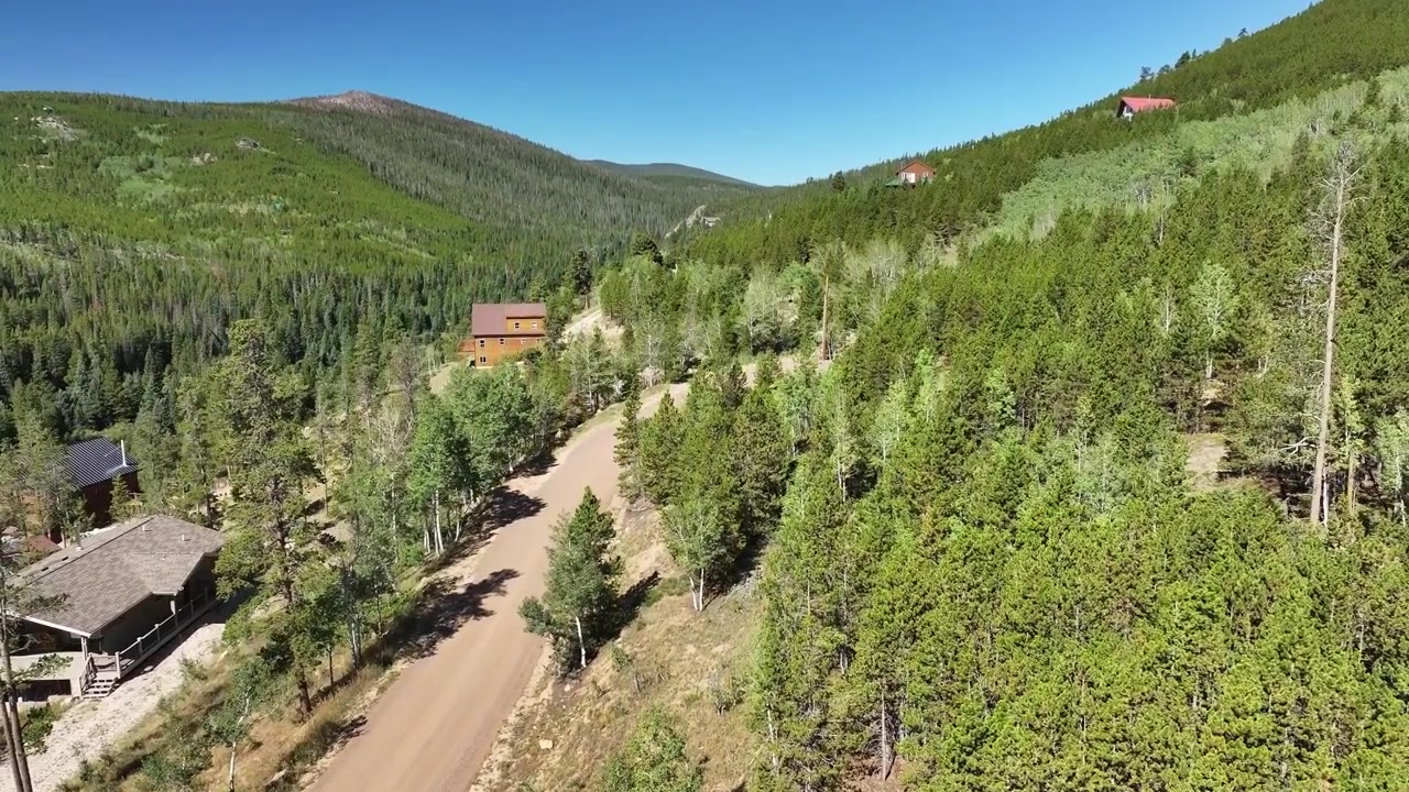 Il drone si alza sui laghi Feather per rivelare la valle e lo stile di vita. Vista drone delle montagne del Colorado. Vedute aeree delle montagne della vita in Colorado