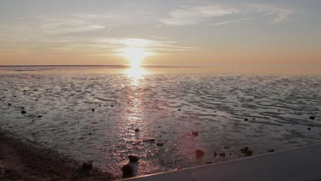 puesta de sol en el mar del norte mientras la marea baja