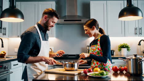 pareja cocinando juntos en la cocina