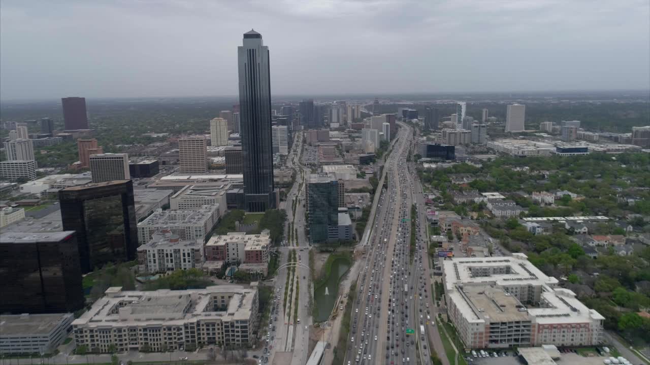 Questo video mostra una veduta aerea della Williams Tower e dell'area del Galleria Mall a Houston, Texas.