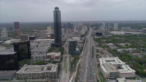 Este-Video-Trata-Sobre-Una-Vista-Aérea-De-La-Torre-Williams-Y-El-área-Del-Centro-Comercial-Galleria-En-Houston,-Texas