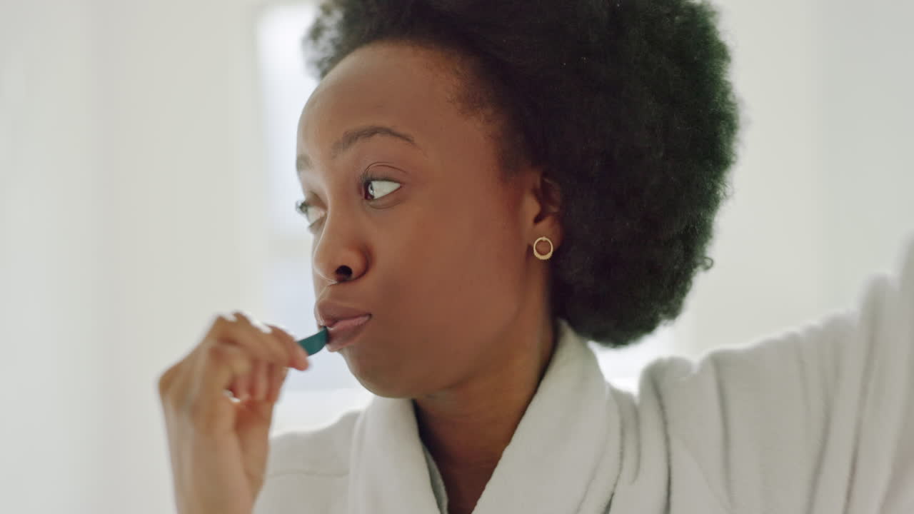 mujer negra afro, bailando y cepillándose los dientes