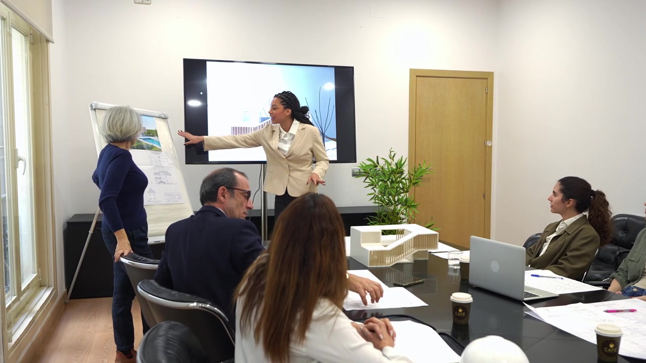 Architetti che presentano progetti di design architettonico in una riunione di lavoro