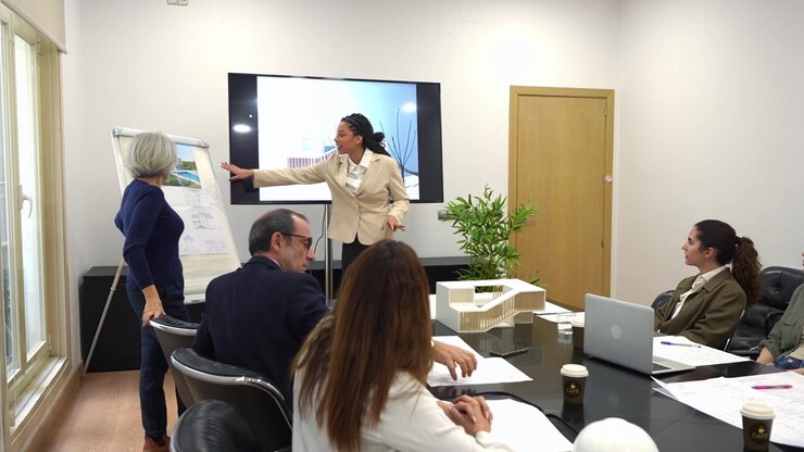 Architetti che presentano progetti di design architettonico in una riunione di lavoro