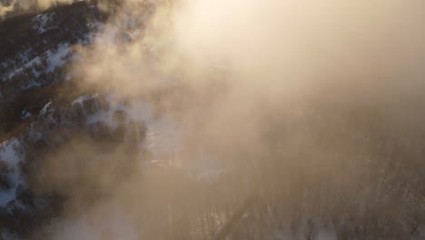 Niedrige,-Von-Sonnenlicht-Beleuchtete-Wolken-über-Einem-Riesigen-Winterwald-In-Einer-Verschneiten-Landschaft