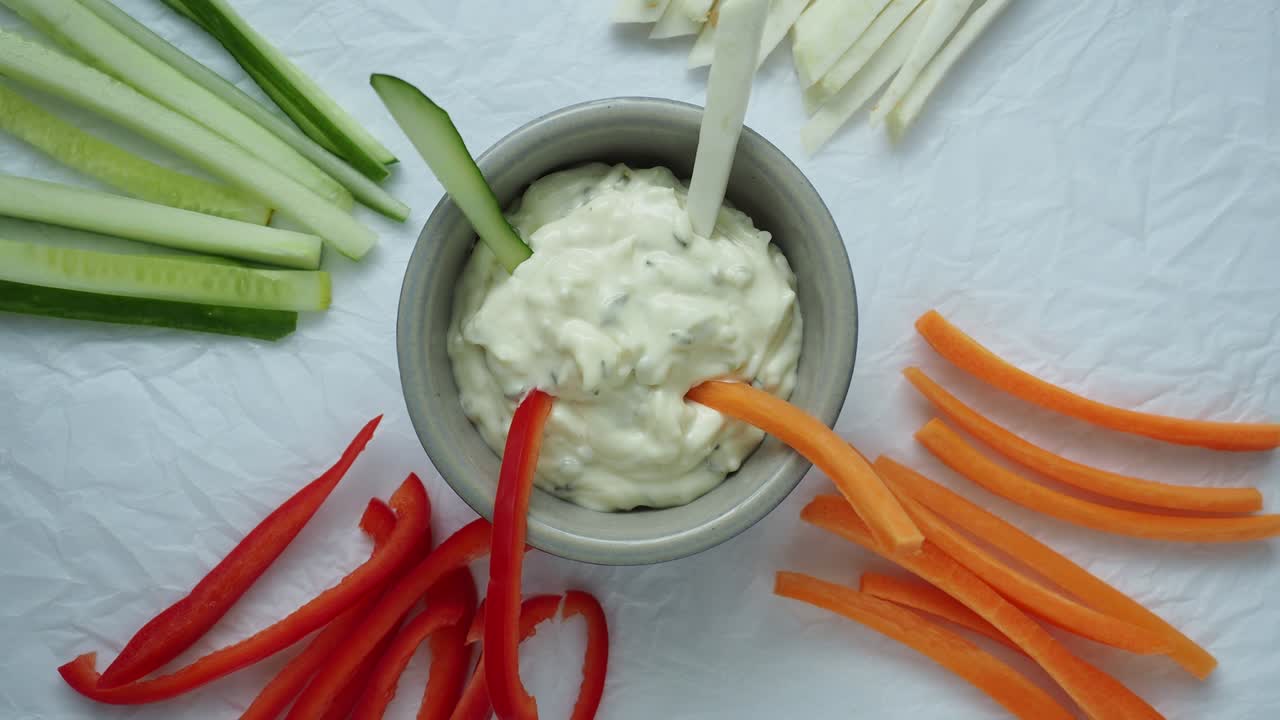 Spuntino sano con verdure e salsa. Bastoncini di verdure e salse in ciotola.