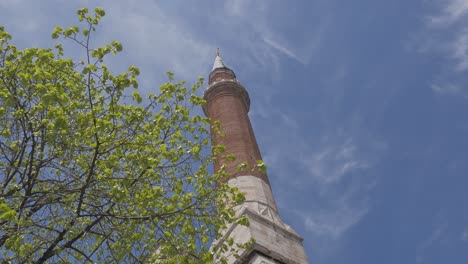 Minarete-Principal-De-La-Mesquita-De-Santa-Sofía-En-Estambul-En-Turquía