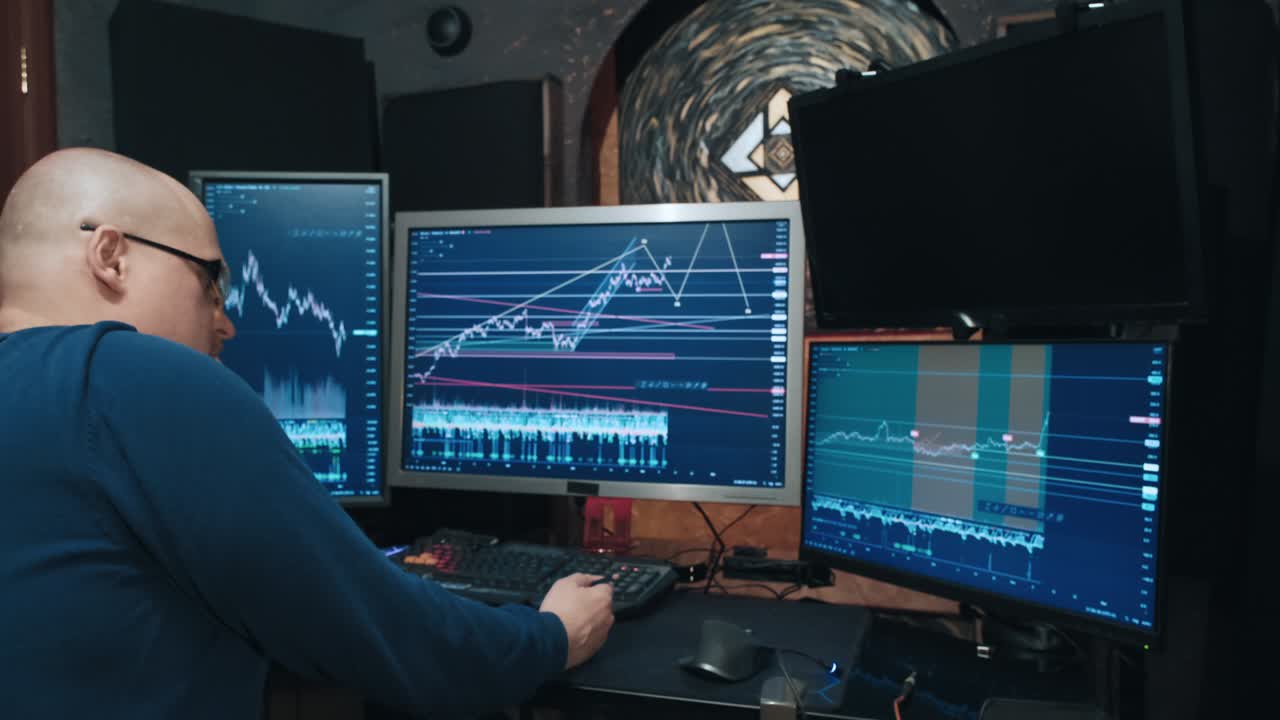 comerciante masculino, un independiente discute las listas de cotización de la bolsa de valores por teléfono