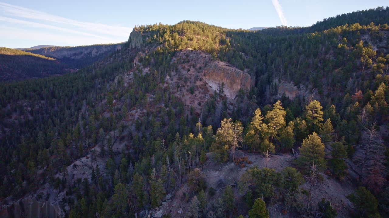 Ripresa drone di scogliere rocciose desertiche e canyon profondi vicino a Los Alamos NM