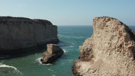 Luftaufnahme-Des-Ozeans-In-Shark-Fin-Cove-Auf-Dem-Highway-1-In-Nordkalifornien