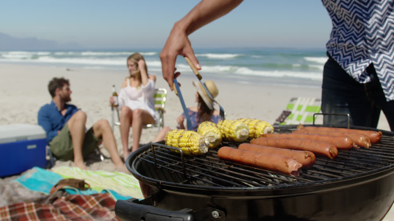 hombre cocinando comida en la barbacoa 4k