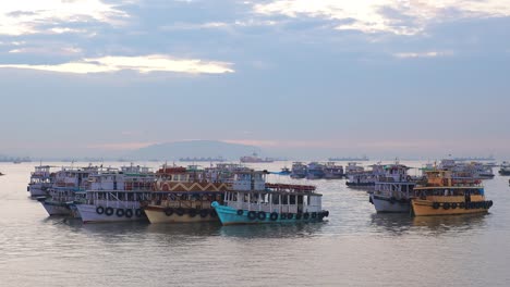 Barcos-En-El-Agua-De-Mumbai-Al-Amanecer.-Región-De-Colaba-De-Mumbai,-Maharashtra,-India.