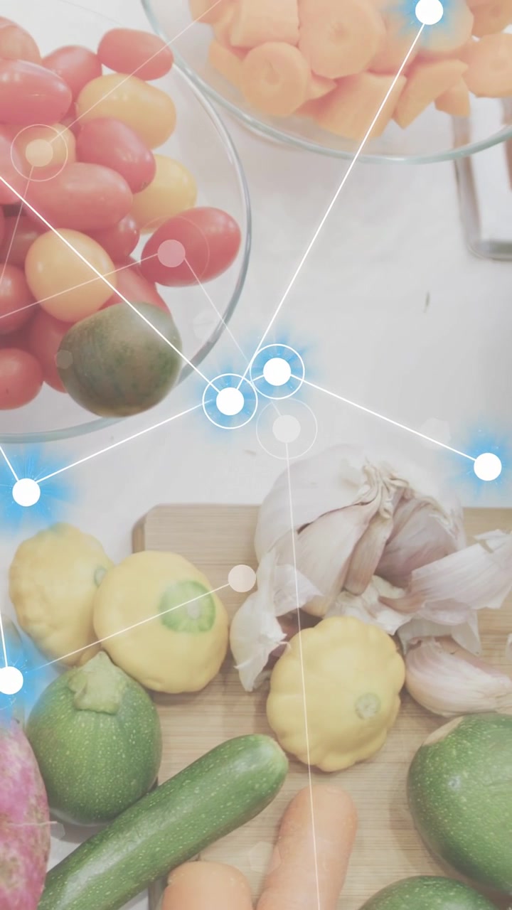 Video verticale: Panoramica della telecamera verso il basso, overlay luminoso che collega pomodoro, zucca, aglio per mappare i prodotti agricoli.
