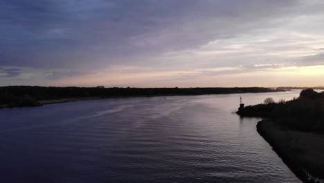 Serenidad-De-La-Naturaleza-Con-Vía-Fluvial-Vacía-Cerca-De-Barendrecht,-Países-Bajos-Al-Amanecer