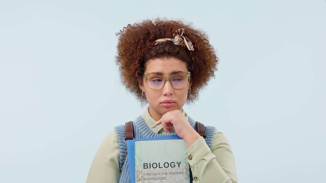 estudiante, nervioso y pensar en el estudio en azul