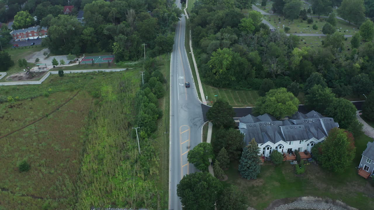 텅 빈 시골길 위로 앞으로 날아가는 드론
