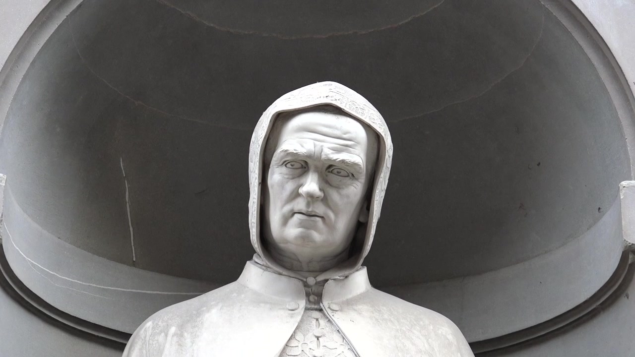 Nærbillede af Giotto-statuen i Firenze