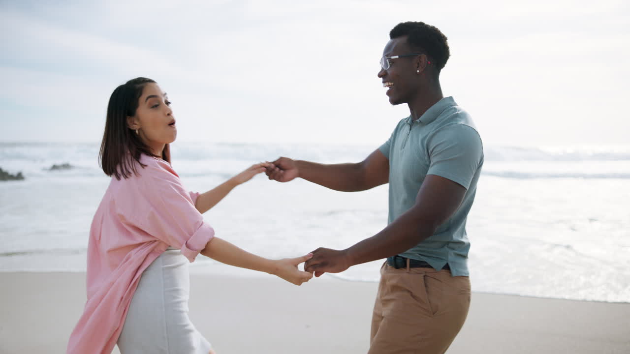 par der danser på stranden