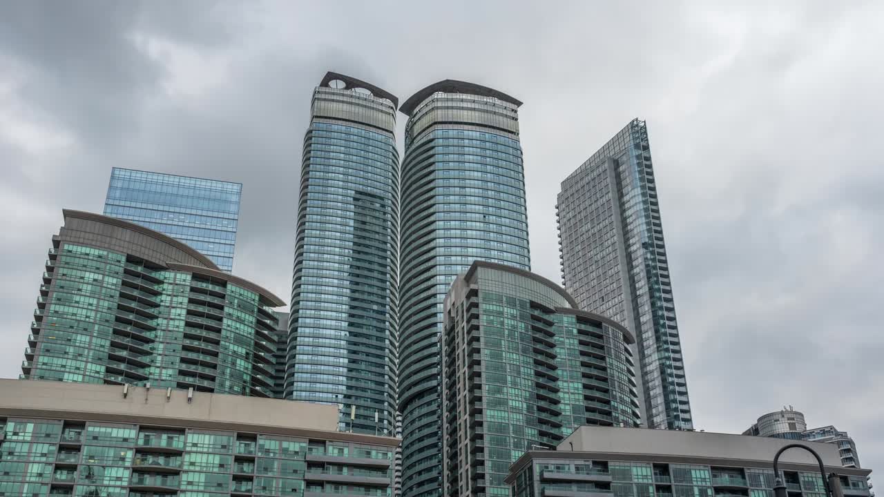 edificios modernos de condominios en el centro de toronto, ontario, canadá