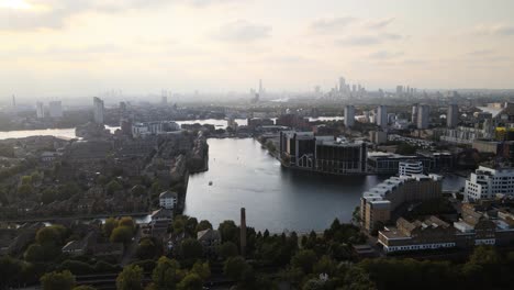 London-Docks-Mit-Canary-Wharf-Im-Hintergrund