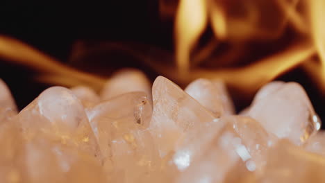 cubos de hielo frente a una llama