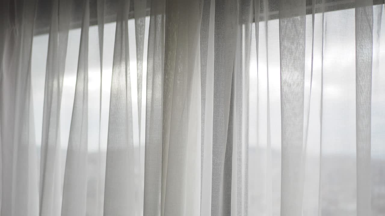 cortinas blancas en una ventana