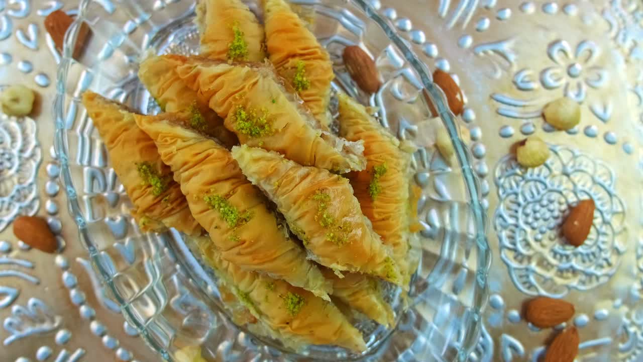 Baklava turca su un piatto. Messa a fuoco selettiva. Cibo