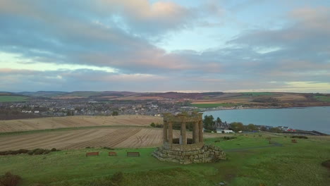 Luftaufnahmen-Von-Stonehaven-War-Memorial-Bei-Sonnenaufgang,-Aberdeenshire,-Schottland