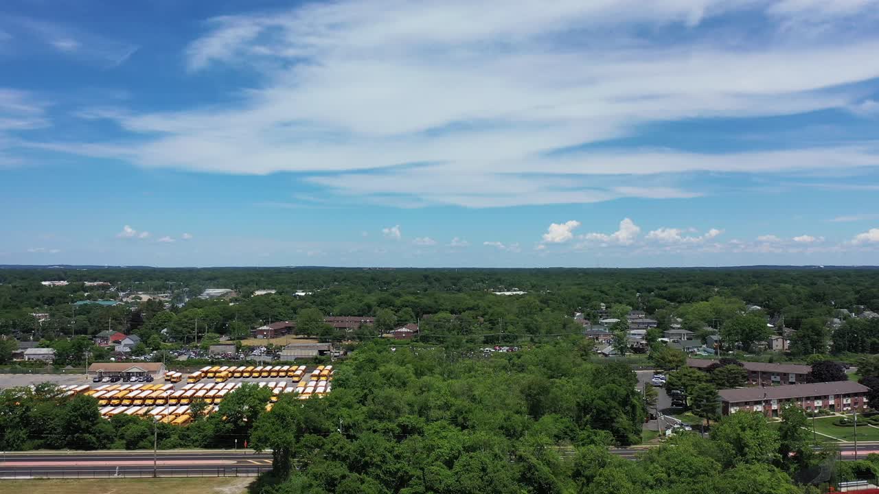 una toma en ángulo alto sobre un campo donde la cámara entra y se inclina hacia abajo