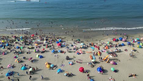 paraguas de verano en la playa de papudo, país de chile