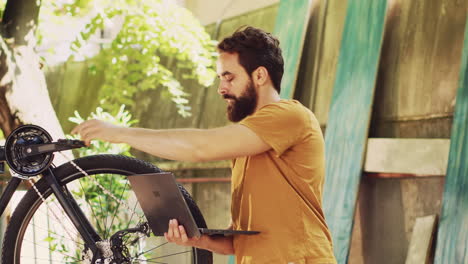 Hombre-Navegando-Por-Internet-Para-Reparar-Bicicleta