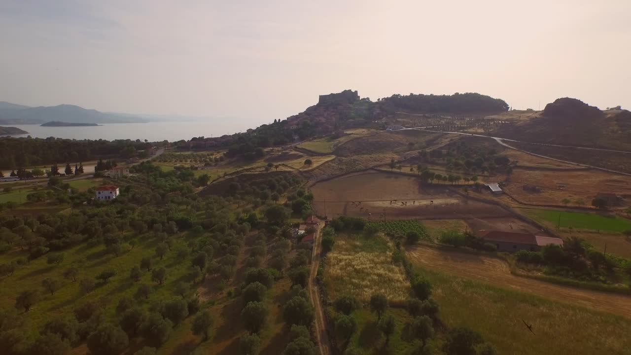Vista aerea: La città di Molyvos sull'isola di Lesbo al tramonto