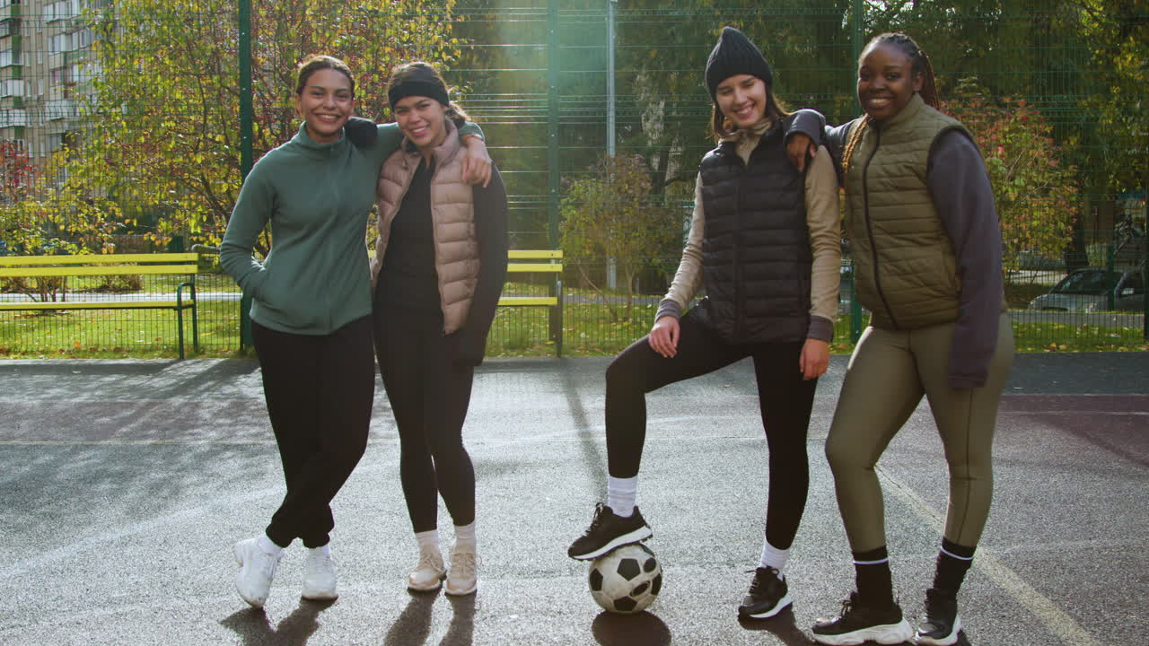 Vrouwen op een voetbalveld