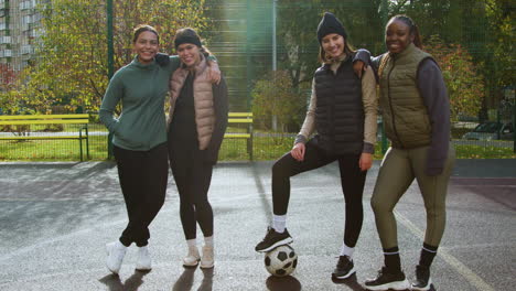 mujeres en un campo de fútbol