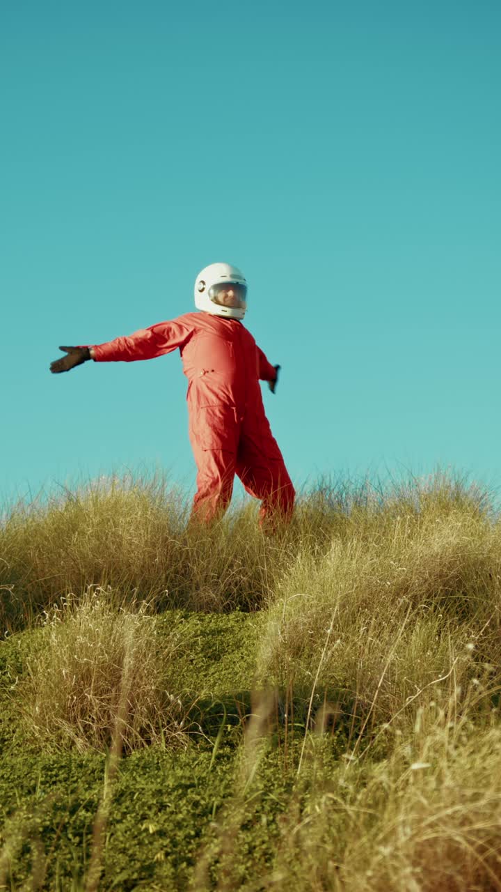 astronauta mira desde la montaña y pide ayuda gestando para el rescate