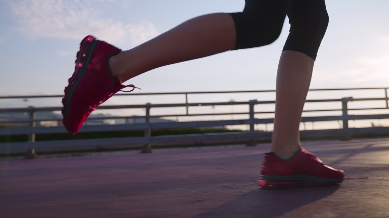 mujer corriendo al aire libre
