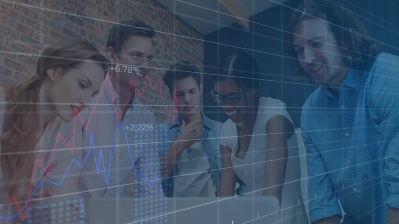 animación de datos financieros y análisis del mercado de valores en un equipo de negocios diverso que colabora